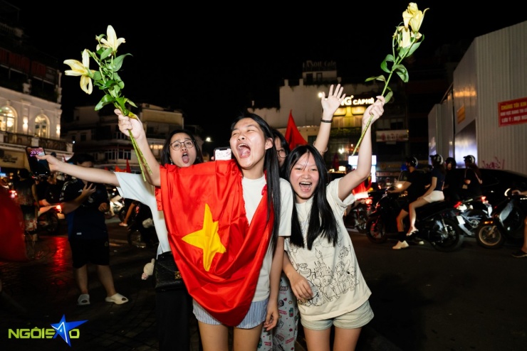 Dòng người &#39;đi bão&#39; mừng tuyển Việt Nam vô địch U23 Đông Nam Á - 12