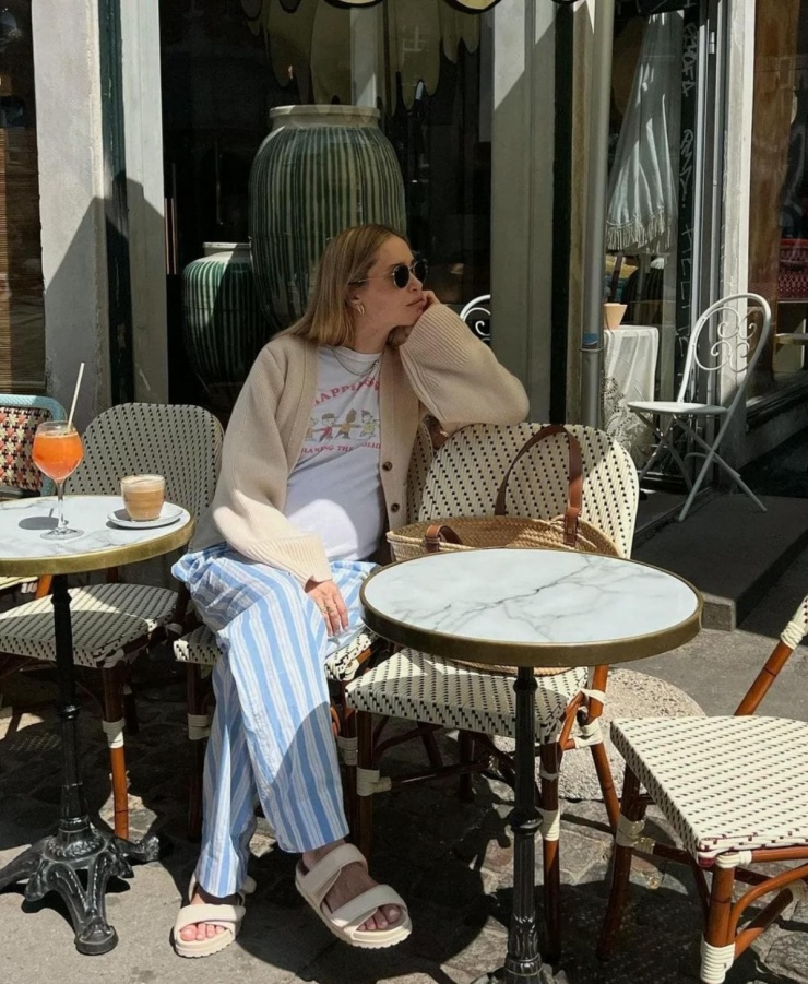 Nhiều fashionista ở châu Âu, châu Mỹ cũng lăng xê xu hướng với cách phối đa dạng, chủ yếu sử dụng các thiết kế thoải mái như quần ngủ, áo phông rộng, cardigan quá khổ, dép bệt.