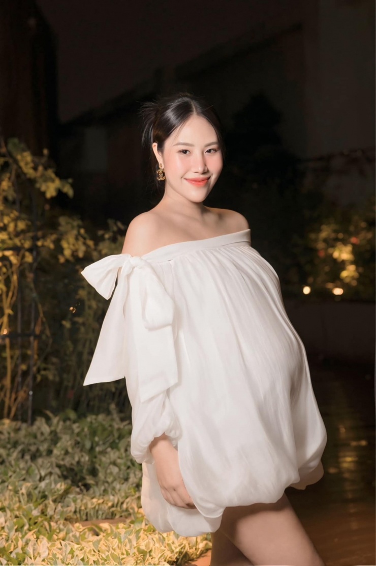 Nhìn lại ảnh Tăng Khánh Chi chụp cuối tháng 10/2024, khi mang thai 9 tháng, bụng to vượt mặt, nhiều người khen bạn gái Quang Minh về dáng nhanh, ngày càng nhuận sắc sau sinh.