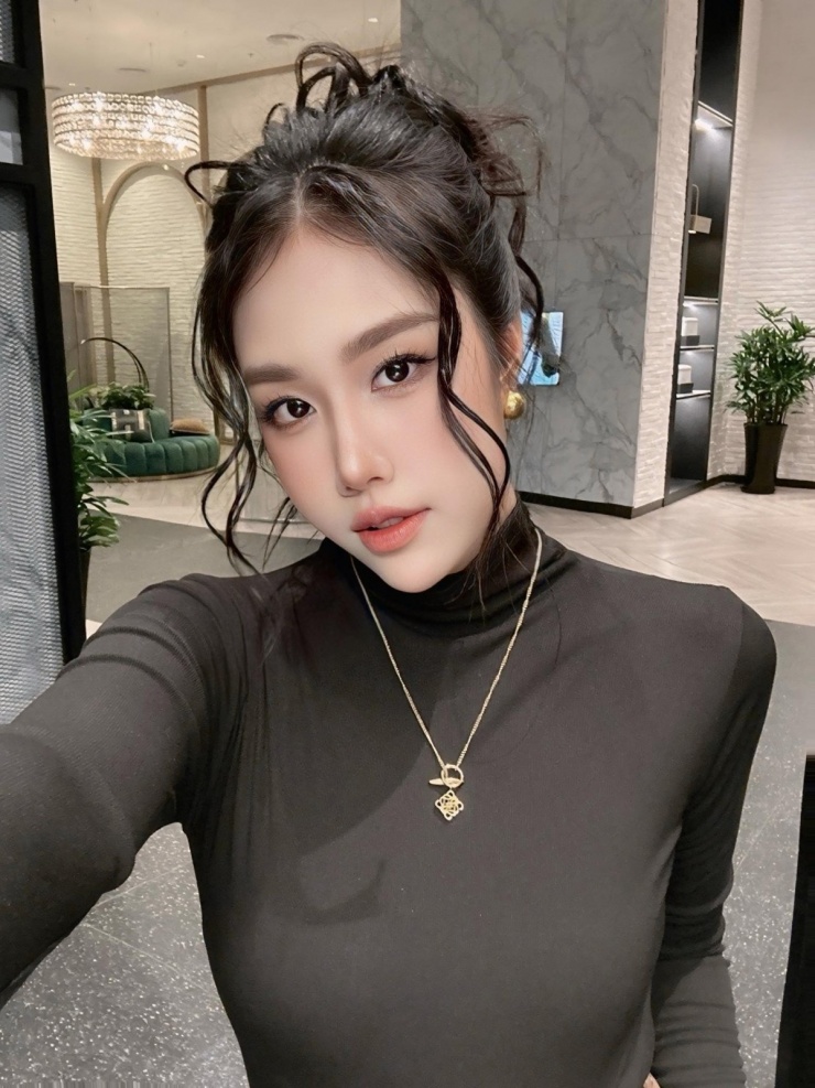 Quang Minh thường xuyên khen bạn gái 9X 'xinh đẹp, siêu dễ thương' và bị nhiều người trêu 'hay nịnh vợ'.
