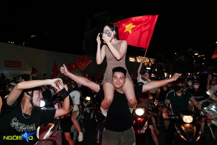 Dòng người &#39;đi bão&#39; mừng tuyển Việt Nam vô địch U23 Đông Nam Á - 4