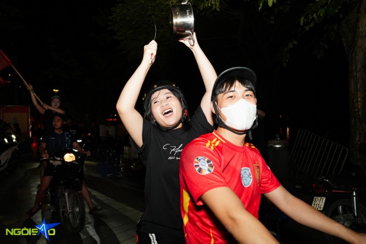 Dòng người &#39;đi bão&#39; mừng tuyển Việt Nam vô địch U23 Đông Nam Á - 7