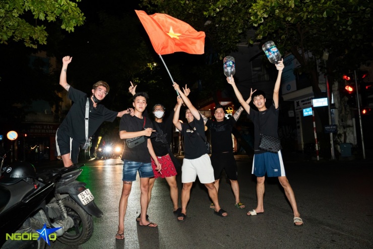 Dòng người &#39;đi bão&#39; mừng tuyển Việt Nam vô địch U23 Đông Nam Á - 13