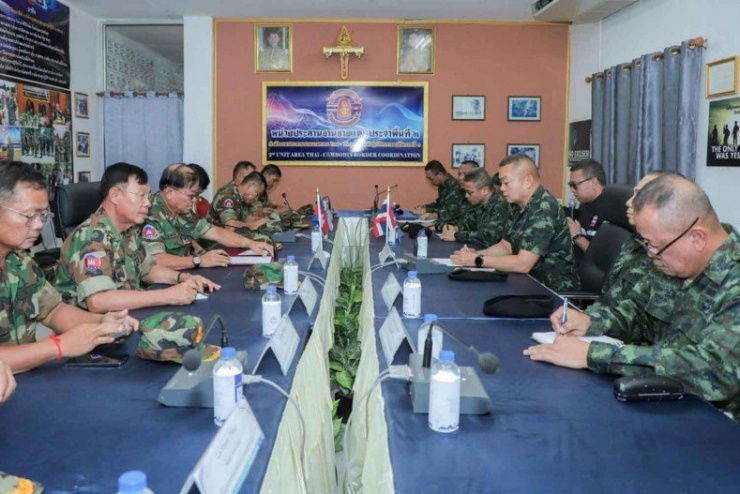 Các sĩ quan quân đội cấp cao thuộc Quân khu 2 Thái Lan và Quân khu 4 Campuchia họp tại cửa khẩu Chong Chom, huyện Kap Choeng, tỉnh Surin vào ngày 29-7. Ảnh: QUÂN ĐỘI THÁI LAN