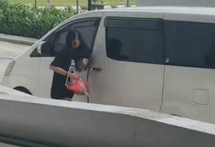 Wong Yee Xuan lên chiếc xe SUV với người đàn ông 47 tuổi. Ảnh: MSN