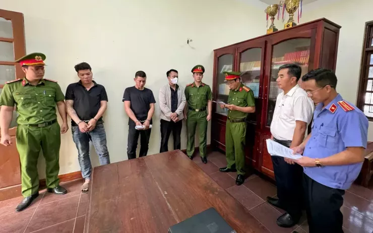 3 thanh niên lao vào phòng khám để hành hung chủ cơ sở nha khoa ở Hoàn Lão bị khởi tố. Ảnh: CTV
