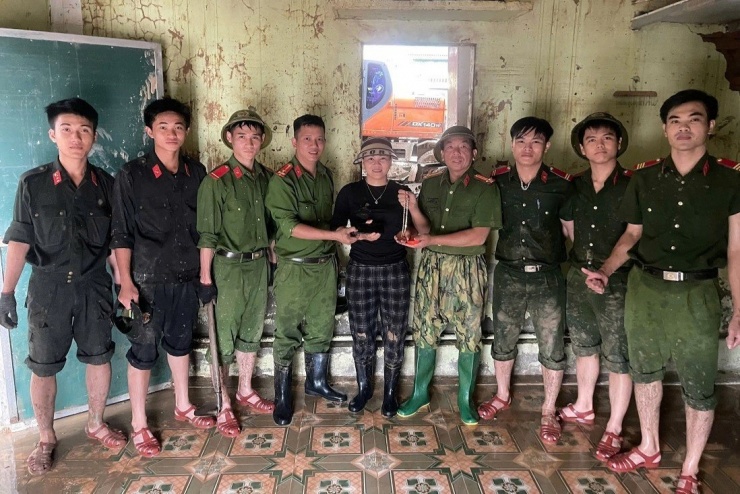 Bà Tân xúc động nhận lại tài sản bị vùi lấp trong bùn đất