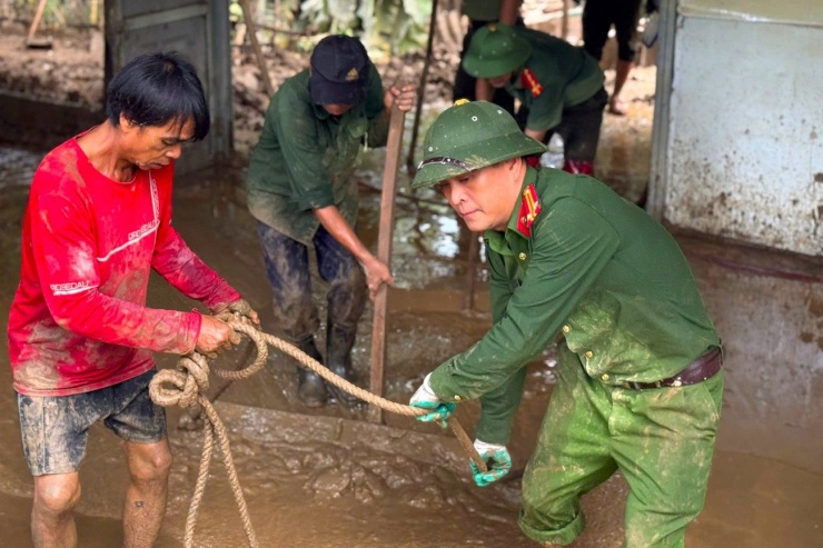 Xúc động nhận lại dây chuyền vàng, điện thoại vùi lấp trong bùn đất sau mưa lũ lịch sử - 3