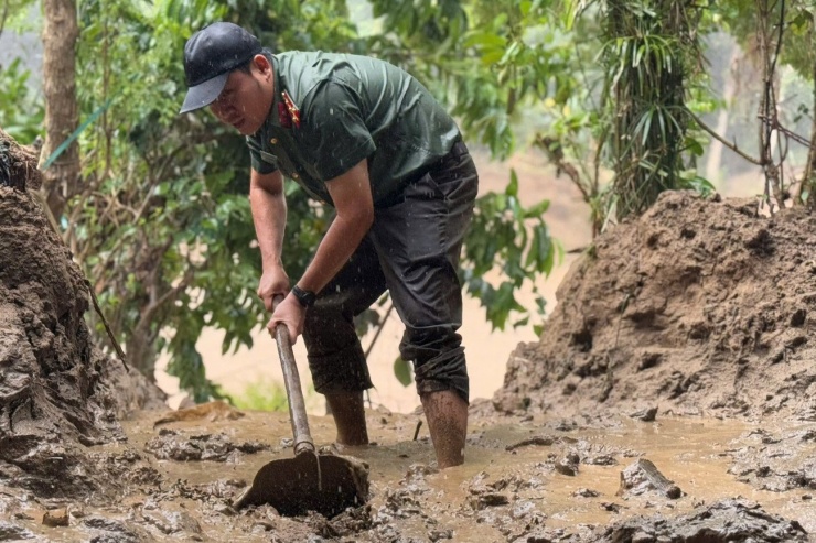 Xúc động nhận lại dây chuyền vàng, điện thoại vùi lấp trong bùn đất sau mưa lũ lịch sử - 4