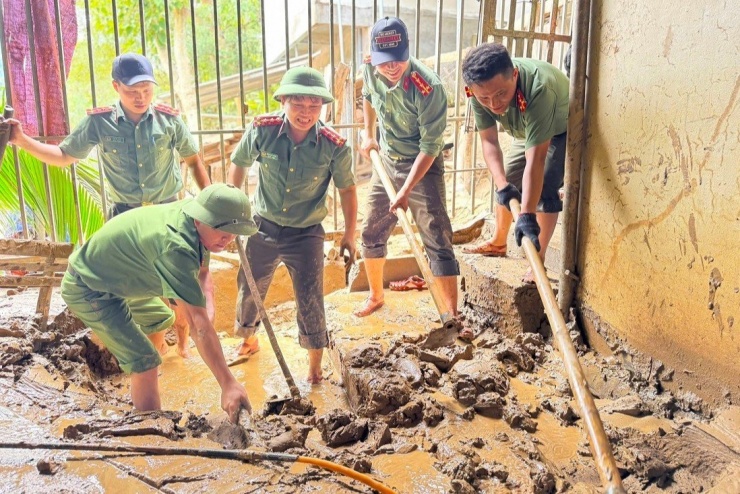 Xúc động nhận lại dây chuyền vàng, điện thoại vùi lấp trong bùn đất sau mưa lũ lịch sử - 5