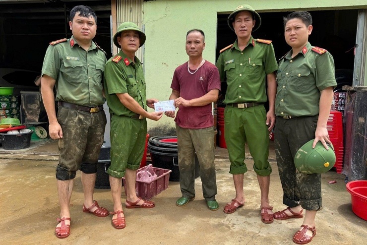 Tặng quà hỗ trợ, động viên gia đình anh Thắng khắc phục hậu quả mưa lũ
