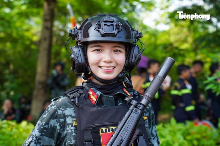 Bảo Chinh được vinh dự tham gia diễu binh cùng khối nữ Cảnh sát đặc nhiệm hai đợt A50 và A80. - Ảnh: Đức Nguyễn/Tiền Phong