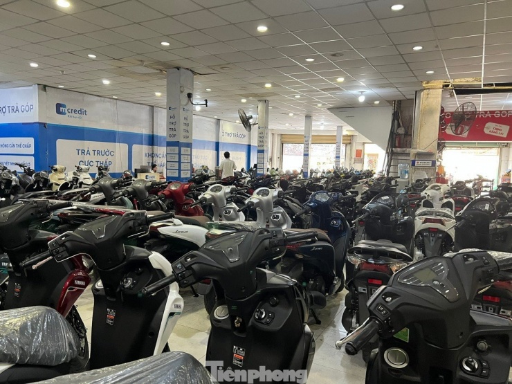 Hàng trăm xe máy chất kín đại lý nhưng không nhiều khách đến xem