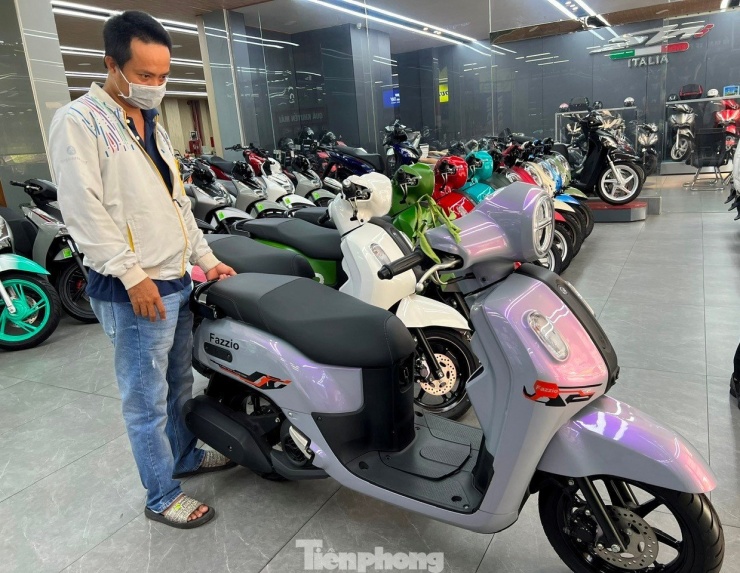 Khách mua xe xăng vẫn thấp thỏm trước thông tin chuyển đổi thành xe điện