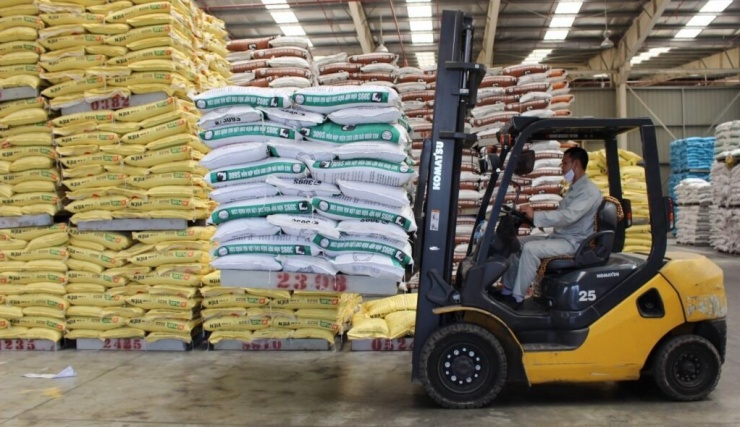 Doanh nghiệp nhập khẩu thức ăn chăn nuôi lo vì tỷ giá USD tăng mạnh.