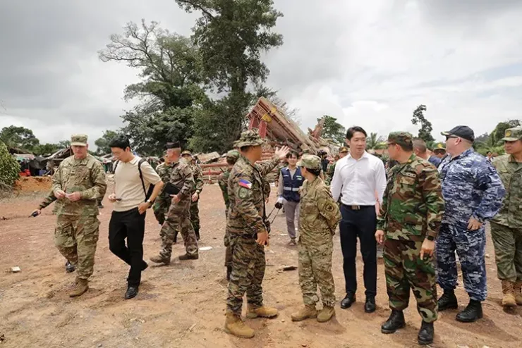 Các đại diện nước ngoài thị sát khu vực biên giới Campuchia-Thái Lan ngày 30-7. Ảnh: KHMER TIMES