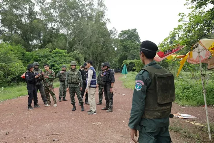 Chùm ảnh: Các đại diện nước ngoài thị sát khu vực biên giới Campuchia-Thái Lan - 7