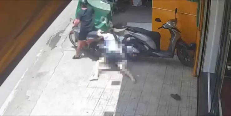 Người đàn ông kéo lê nữ nhân viên trên đường Võ Văn Vân. Ảnh cắt từ clip