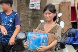 Cô gái lấm lem bùn đất do mưa lũ ở Nghệ An xin ngừng tiếp nhận sự giúp đỡ