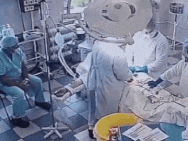 Động đất ở Nga: Cảm động hình ảnh bác sĩ nhất quyết không rời bệnh nhân dù phòng mổ rung lắc dữ dội
