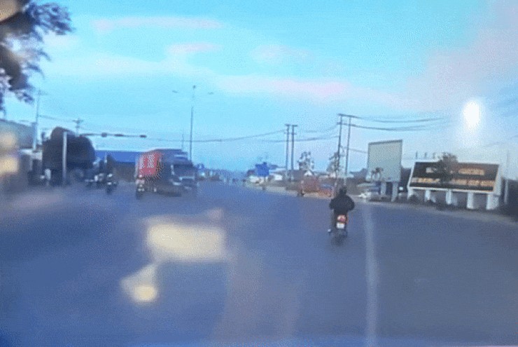 [CLIP] Pha xử lý  ' thót tim '  của tài xế xe container khiến nhiều người đi đường hoảng hồn