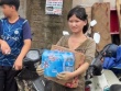 Cô gái lấm lem bùn đất do mưa lũ ở Nghệ An xin ngừng tiếp nhận sự giúp đỡ