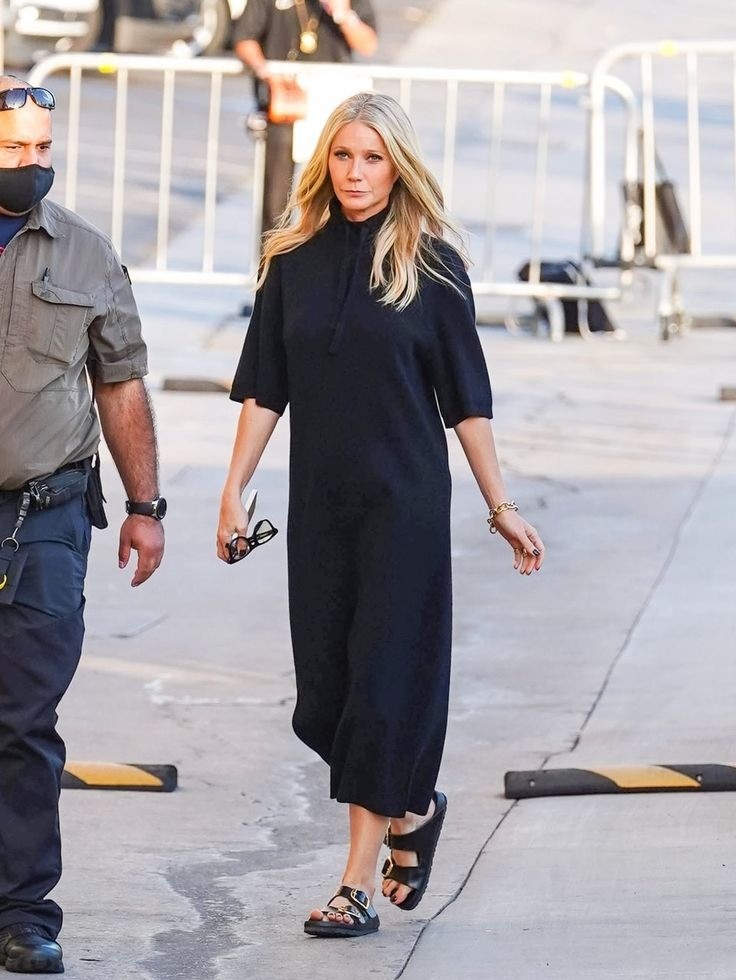 Thời trang đường phố của Gwyneth Paltrow với váy hoodie suông dài và dép da cao cấp. Ngoài xa xỉ lười biếng, diễn viên còn trung thành với phong cách "sang trọng thầm lặng". Ảnh: Mega