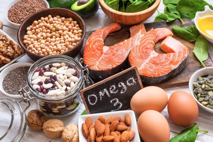 Cá hồi, quả bơ, các loại hạt,... là những nguồn thực phẩm dồi dào omega - 3.