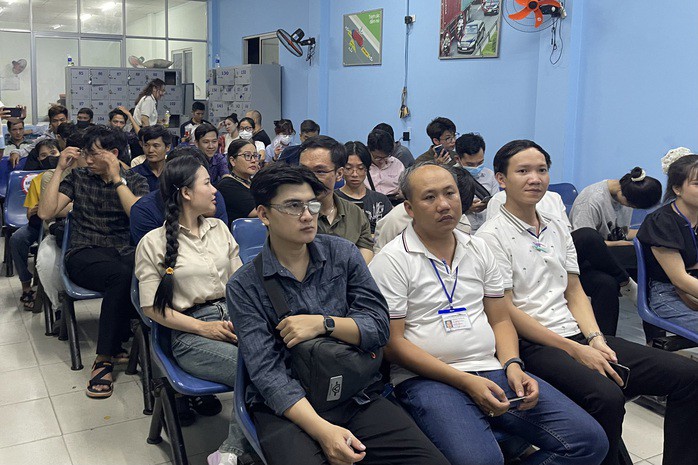 Hình ảnh làm việc đến nửa đêm chưa từng có ở TP HCM - 1