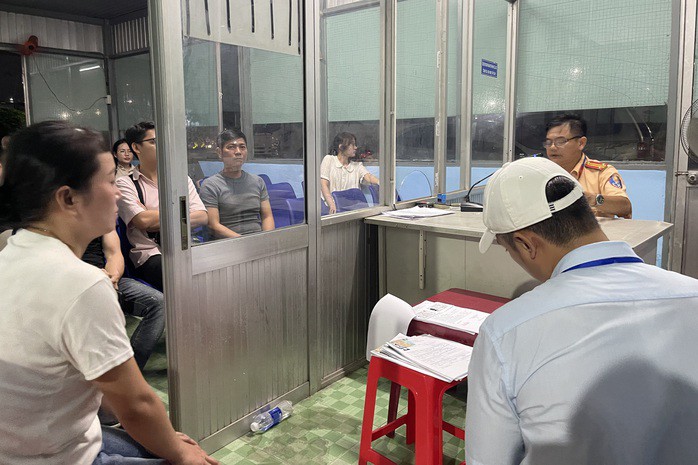 Hình ảnh làm việc đến nửa đêm chưa từng có ở TP HCM - 7