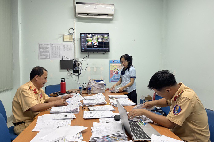 Hình ảnh làm việc đến nửa đêm chưa từng có ở TP HCM - 3