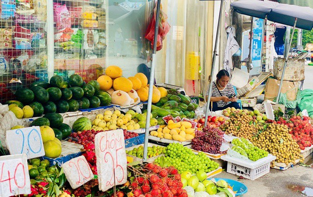 Nho sữa Trung Quốc bán khắp thị trường, giá rẻ như nho thường chỉ vài chục nghìn đồng/kg - 3