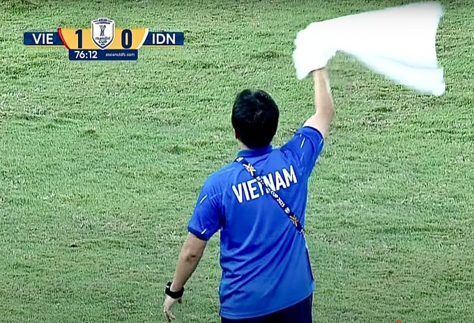 Vì sao trợ lý HLV U23 Việt Nam vẫy khăn trắng? - 1