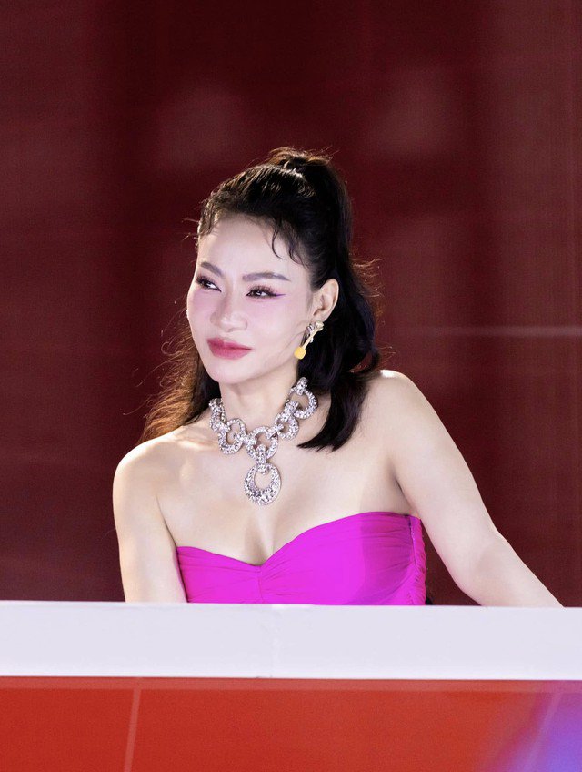 Không chỉ trình diễn trên sân khấu, nữ ca sĩ sinh năm 1977 còn là một giám khảo uy tín của nhiều chương trình âm nhạc. Có lẽ dấu ấn ngồi "ghế nóng" của Thu Minh đậm sâu trong lòng khán giả nhất là chương trình The Voice mùa đầu tiên. Cô đã phát hiện ra được 2 ngôi sao ca nhạc hàng đầu đó là Hương Tràm và Trúc Nhân. Dù sau đó có những lùm xùm rạn nứt tình cảm thầy trò nhưng khó ai có thể phủ nhận được sự thành công của Thu Minh.