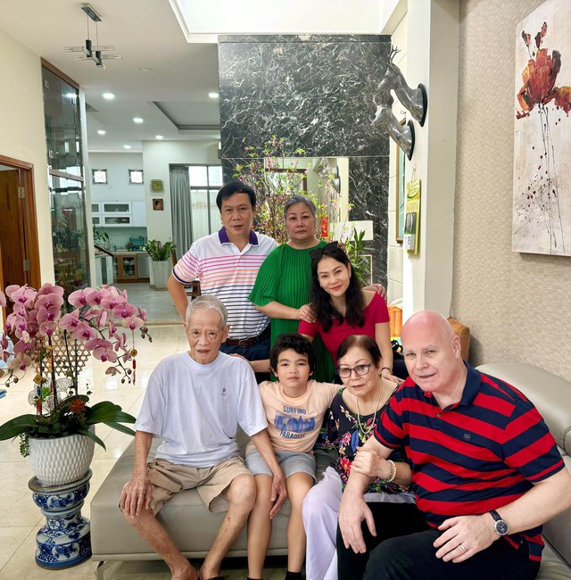 Với Thu Minh, gia đình - nơi có những người thân mới là quan trọng nhất. Trên trang cá nhân, Thu Minh hạnh phúc khoe khoảnh khắc bình yên của đại gia đình mình. Bỏ lại sự hào nhoáng, nữ ca sĩ sinh năm 1977 sống trọn khoảnh khắc bình yên.