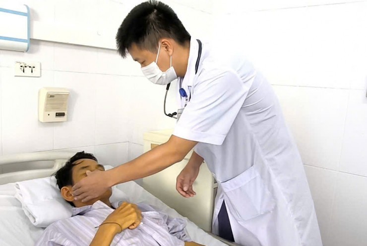 Người đàn ông suy gan, suy thận từ vết thương nhỏ