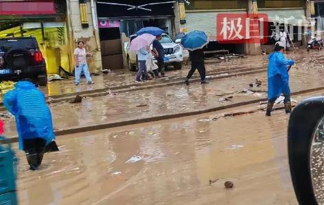 Số vàng bạc trị giá 36 tỷ đồng bị cuốn trôi sau lũ, người dân đổ xô đi tìm - 3
