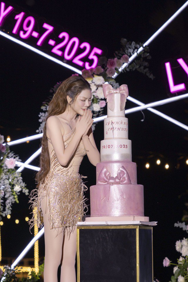 Lý Nhã Kỳ trang trí resort giống như một cung điện lộng lẫy để đón tiếp hàng trăm khách mời là những ngôi sao hàng đầu showbiz, với 5 triệu bóng đèn cùng hàng triệu hoa trải dài khắp không gian. Để có được một bữa tiệc sinh nhật hoàn hảo, Lý Nhã Kỳ đã có 150 người phục vụ, bắn pháo hoa 30 phút.