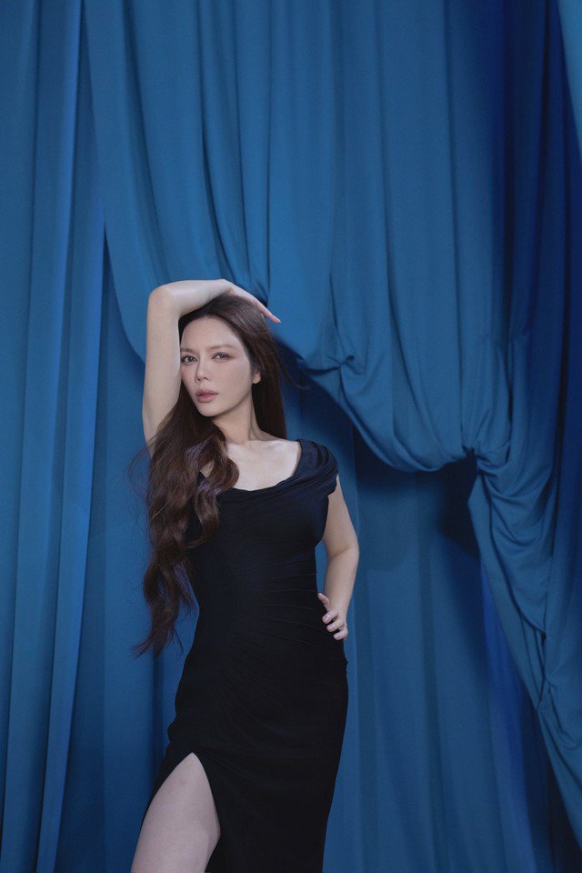 Ngoài bữa tiệc hoành tráng, Lý Nhã Kỳ còn gây ấn tượng với khán giả bởi nhan sắc xinh đẹp. Để có được sắc vóc trẻ trung, hình thể cân đối, người đẹp phải siết cân giữ dáng.