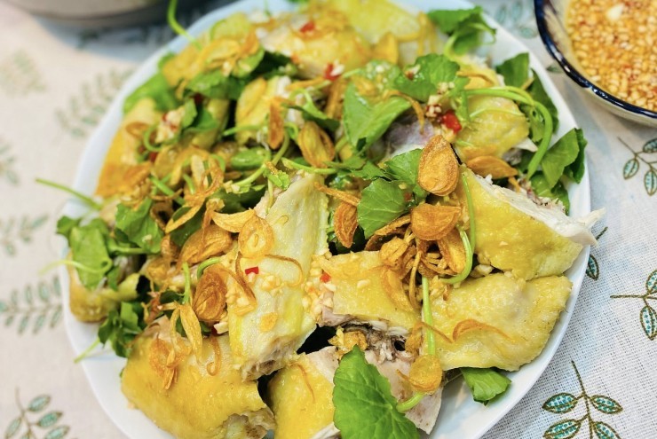 Gà luộc mà thêm bước này bao nhiêu cũng hết, lễ tết không lo thừa