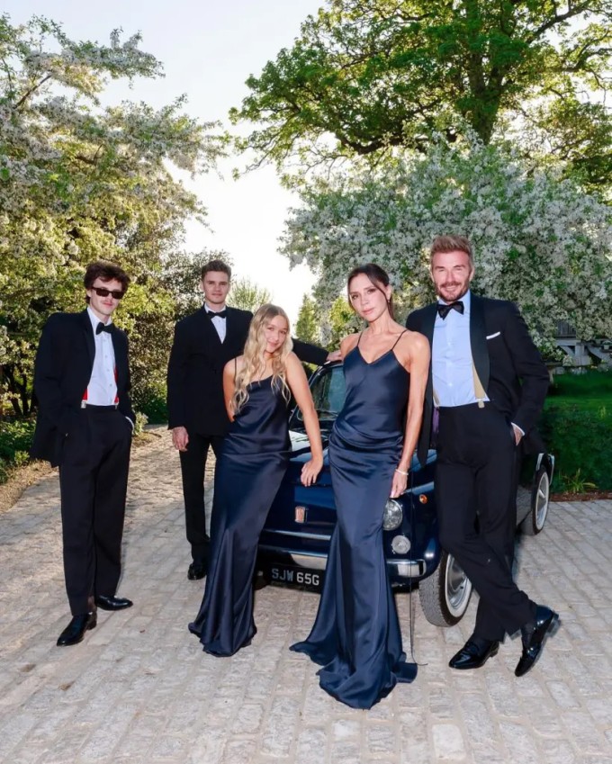 Victoria và David Beckham chụp ảnh cùng ba con (Romeo, Cruz, Harper) trong sinh nhật David hồi tháng 5. Con trai cả Brooklyn và con dâu không góp mặt. Ảnh: Instagram Victoria Beckham