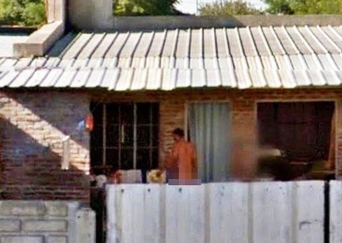Hình ảnh khỏa thân trong vườn nhà của viên cảnh sát bị lộ trên Google Street View. Ảnh: Google Maps