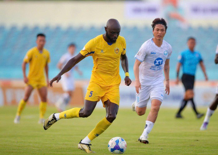 CLB Quảng Nam (trái) vẫn chưa xác nhận tham dự V-League 2025 - 2026. (Ảnh: VPF)