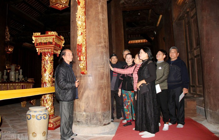 Khách du lịch tham quan Chính điện dát vàng ở Lam Kinh