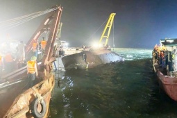 Bịt lỗ hổng sau vụ lật tàu trên vịnh Hạ Long