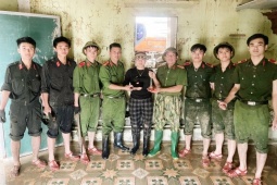Xúc động nhận lại dây chuyền vàng, điện thoại vùi lấp trong bùn đất sau mưa lũ lịch sử