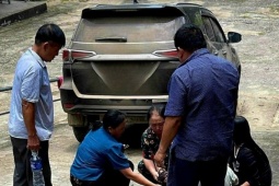 Chở người đến cấp cứu, ô tô tông bệnh nhi 2 tuổi tử vong ở trung tâm y tế