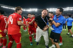HLV Kim Sang Sik ngã đau khi U23 Việt Nam ăn mừng vô địch U23 Đông Nam Á