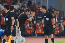 Bóng đá - Nóng rực chung kết U23 Đông Nam Á: Thầy Kim vái lạy trọng tài, trợ lý HLV Indonesia bị thẻ đỏ