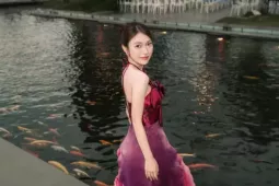 MC Khánh Vy  " đốn tim "  fan với bờ vai trần nõn nà, gợi cảm bất ngờ